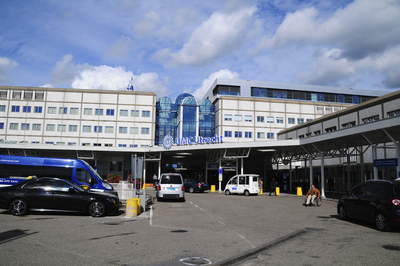 900294 Gezicht op de hoofdingang van het Universitair Medisch Centrum Utrecht (U.M.C., Heidelberglaan 100) te Utrecht.